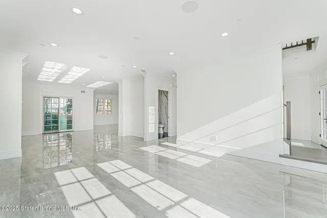 $2,349,999 | 91 West Entry Road | Todt Hill