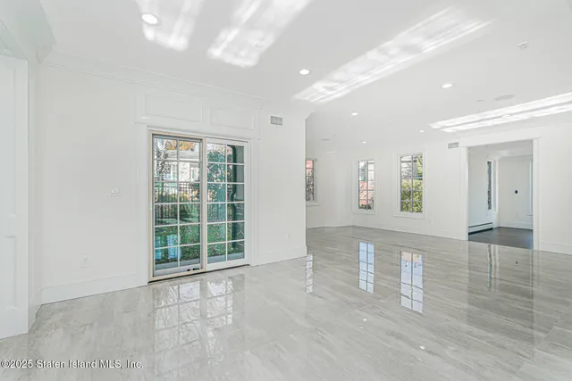 $2,349,999 | 91 West Entry Road | Todt Hill