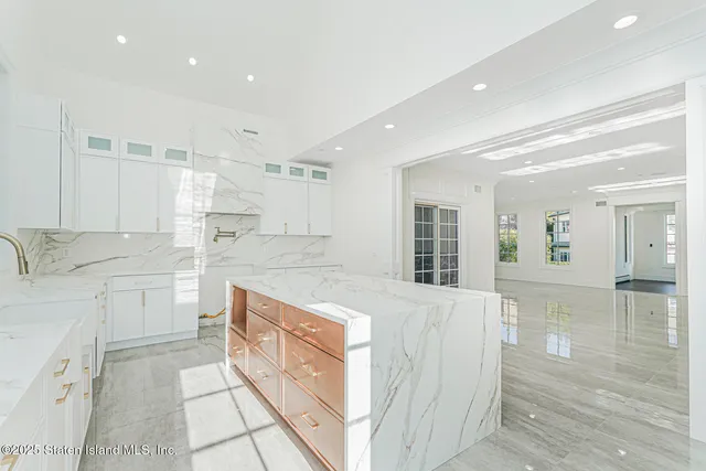 $2,349,999 | 91 West Entry Road | Todt Hill