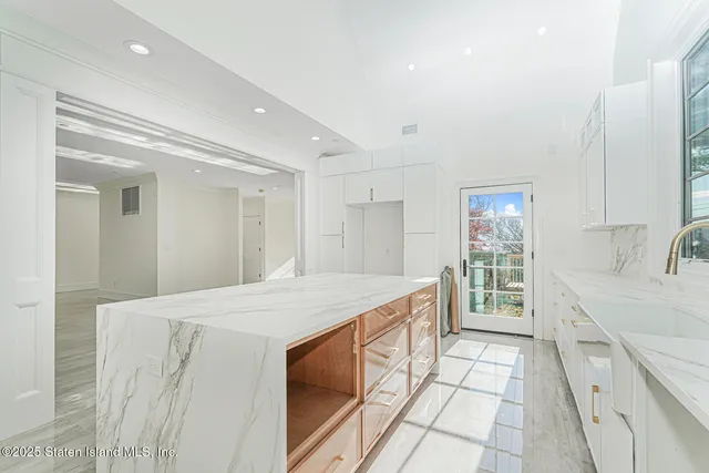 $2,349,999 | 91 West Entry Road | Todt Hill