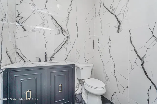 $2,349,999 | 91 West Entry Road | Todt Hill