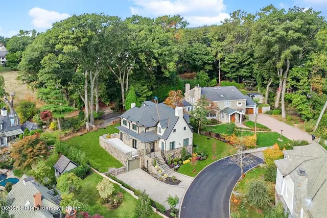 $2,349,999 | 91 West Entry Road | Todt Hill