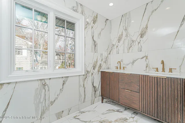 $2,349,999 | 91 West Entry Road | Todt Hill