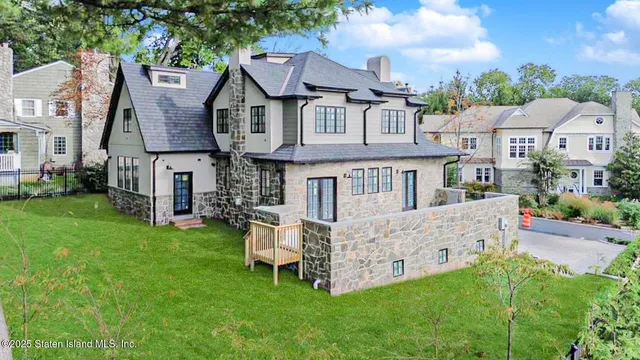 $2,349,999 | 91 West Entry Road | Todt Hill