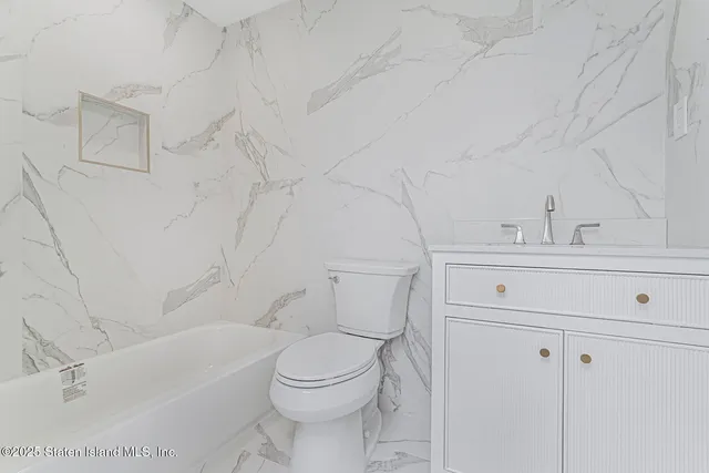 $2,349,999 | 91 West Entry Road | Todt Hill