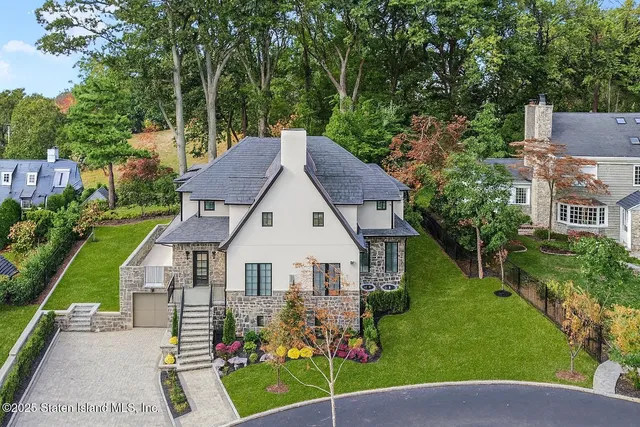 $2,349,999 | 91 West Entry Road | Todt Hill