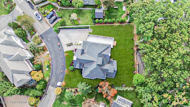 $2,349,999 | 91 West Entry Road | Todt Hill