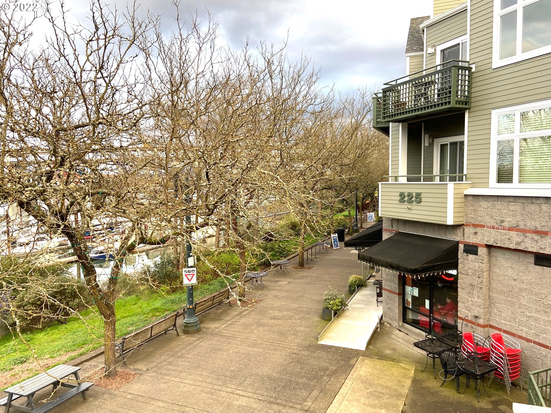 1730 South Harbor Way, Unit 405 Portland, OR 97201 - Photo 31 of 32 a view of a backyard with sitting area and furniture