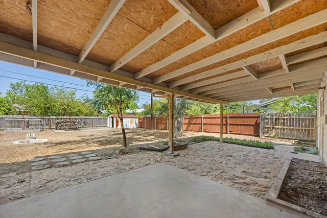 a view of a backyard