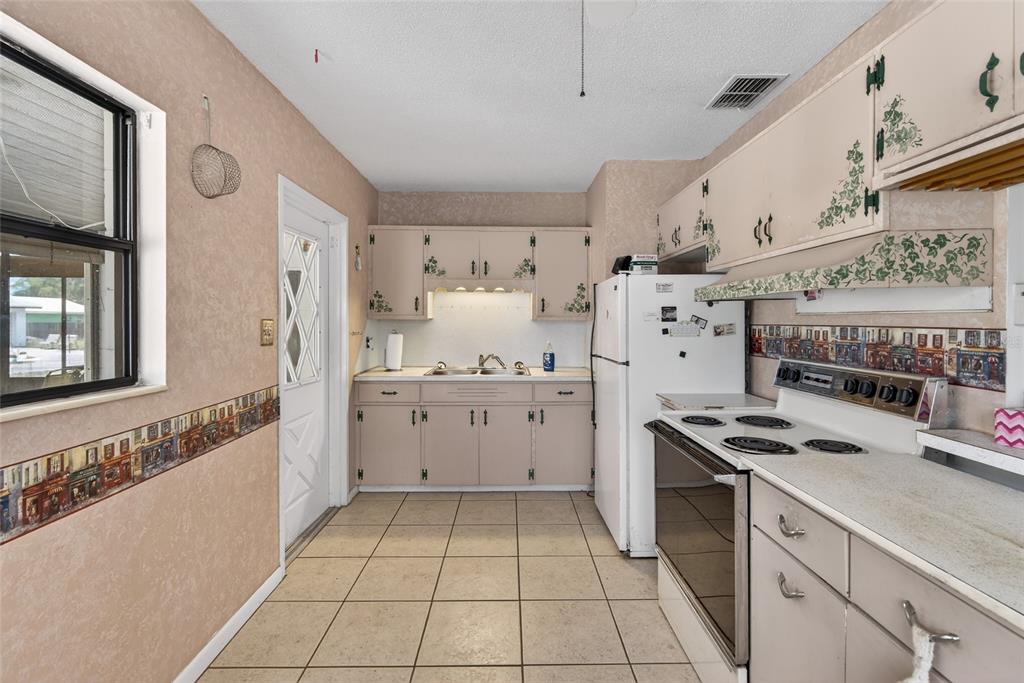 34618 South Haines Creek Road Leesburg, FL 34788 - Photo 20 of 41 a kitchen with a cabinets and counter space