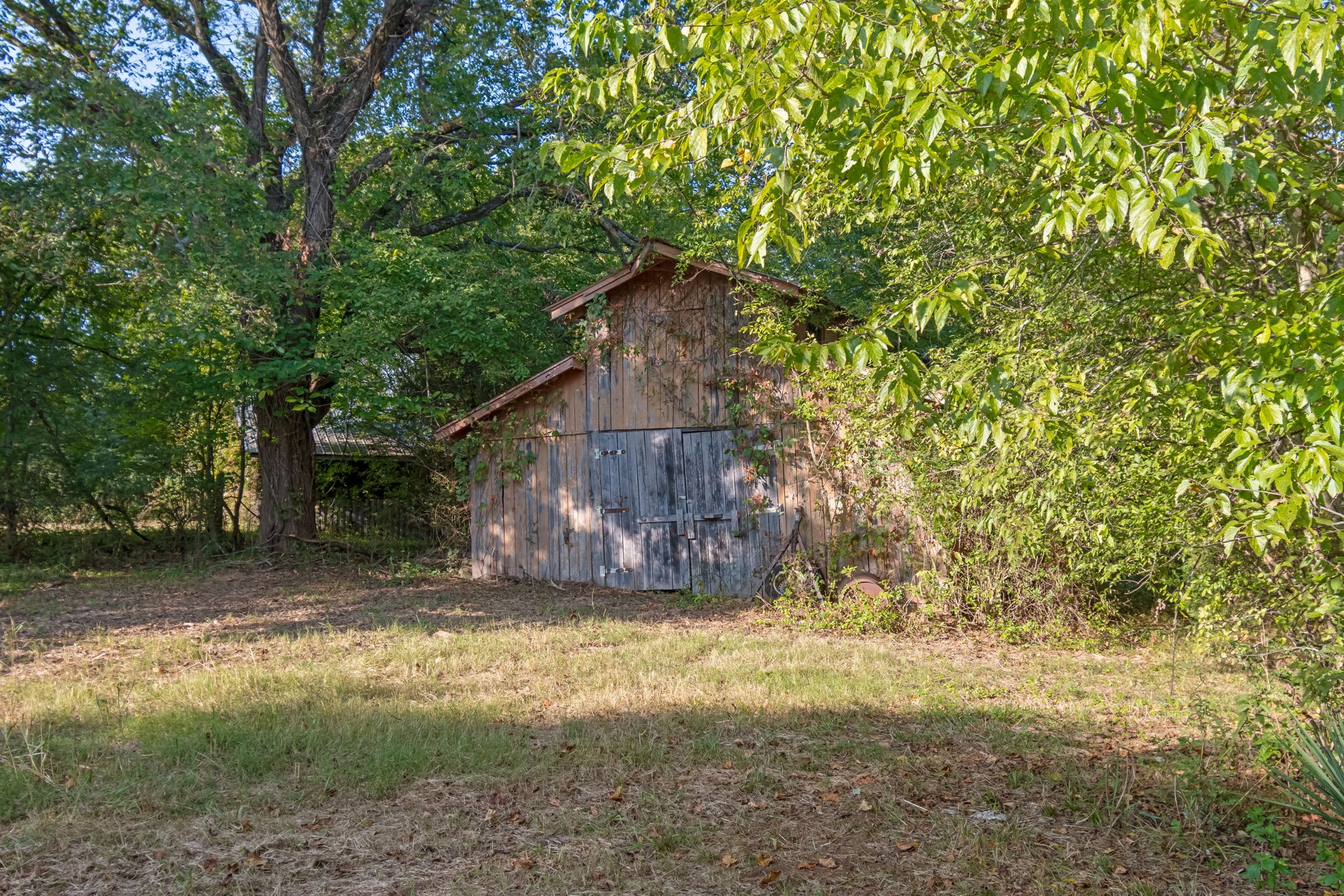 3213 Craig Bridge Road Williamsport, TN 38487 - Photo 30 of 47 a backyard of a house with wooden floor