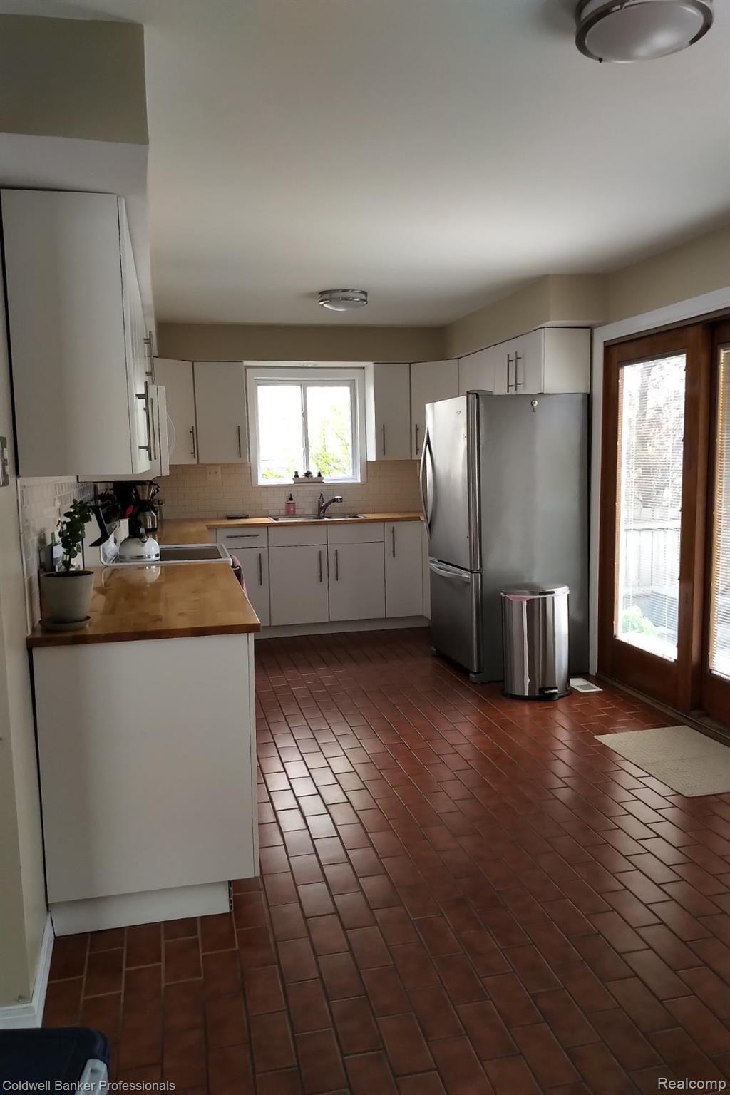 170 Roth Boulevard Clawson, MI 48017 - Photo 9 of 33 Kitchen V2