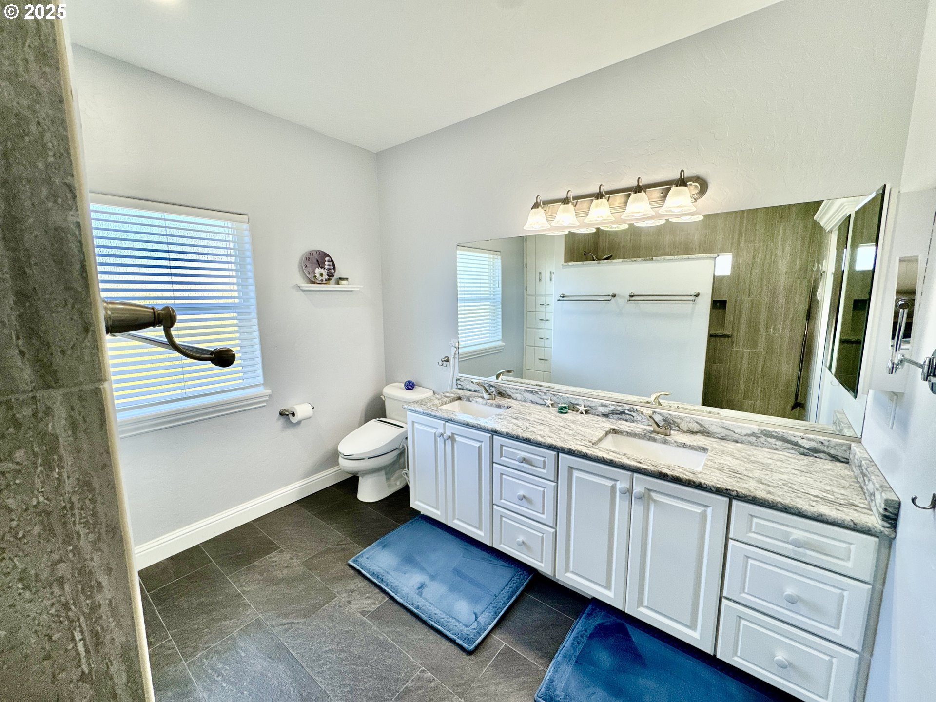 842 Chetco Point Terrace Brookings, OR 97415 - Photo 22 of 40 Bathroom