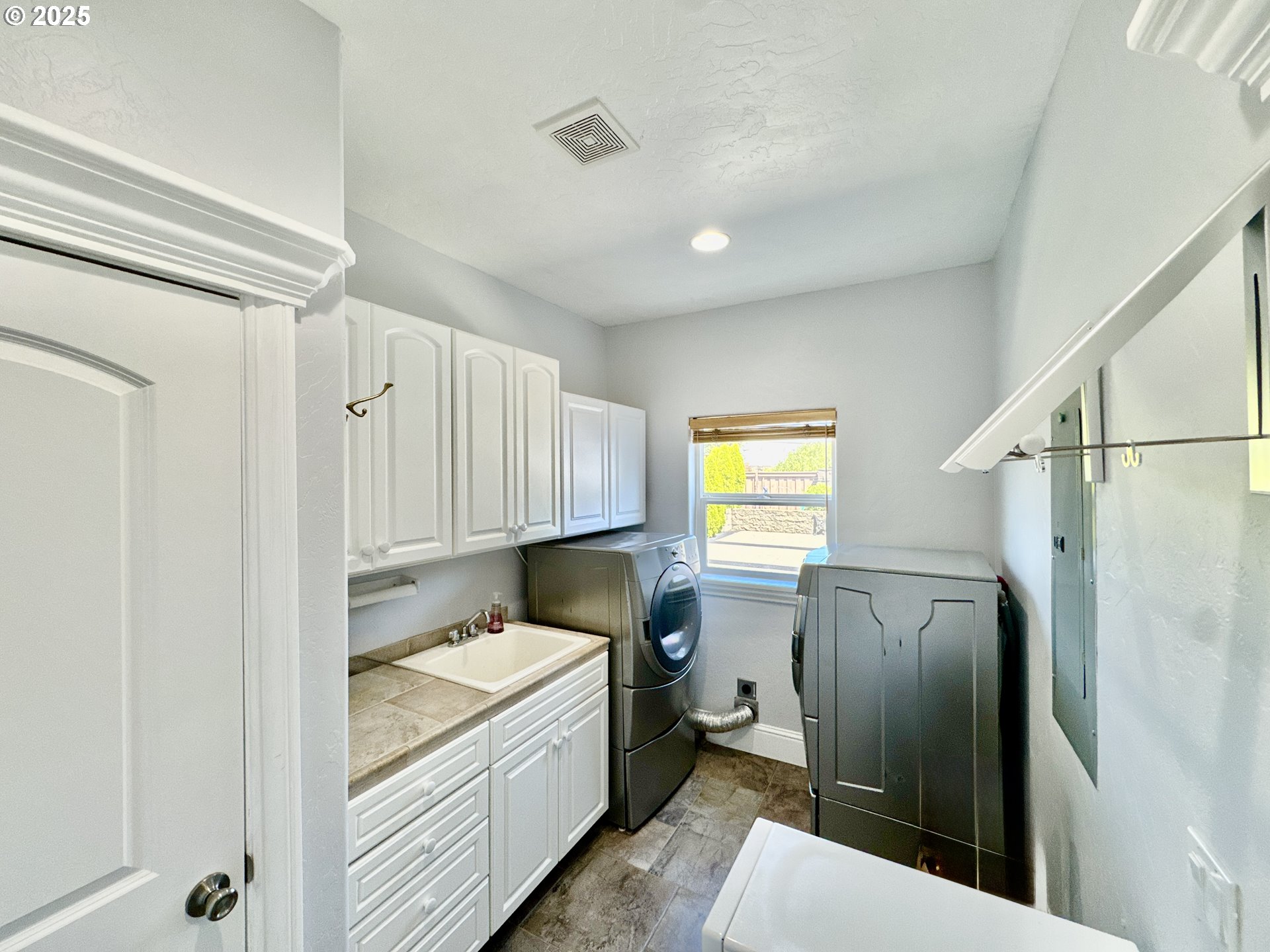 842 Chetco Point Terrace Brookings, OR 97415 - Photo 26 of 40 Laundry