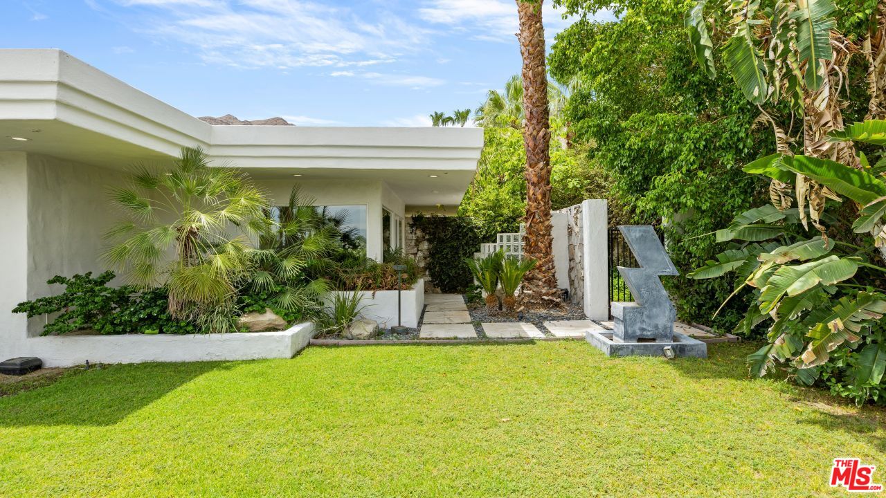 70375 Calico Road Rancho Mirage, CA 92270 - Photo 20 of 46 a view of a patio with a table and chairs