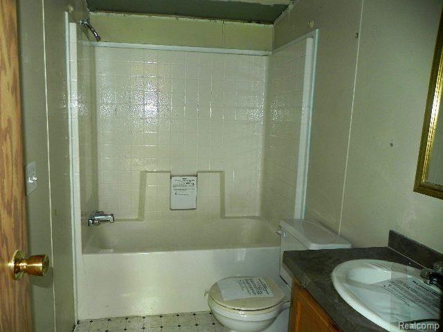 6695 Ball Road Romulus, MI 48174 - Photo 8 of 23 261-937553_Bathroom.jpg