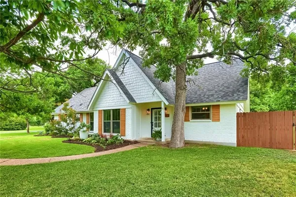a view of a house with a backyard