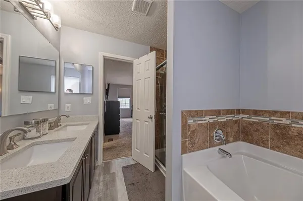 a view of a livingroom with furniture and a ceiling fan