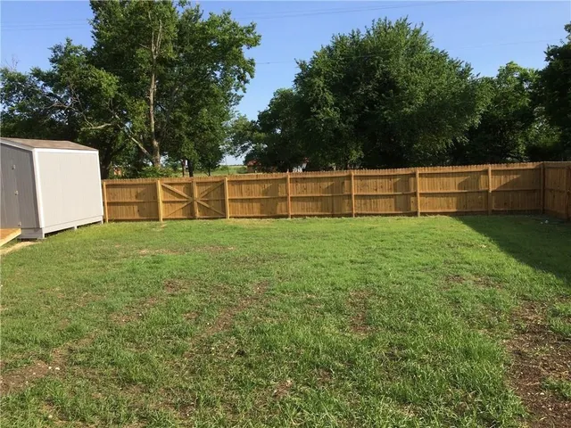a view of a backyard