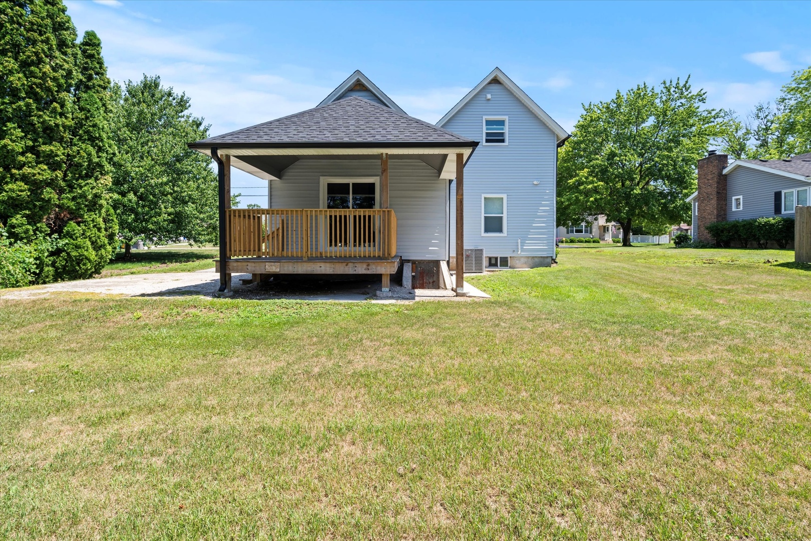 219 South Washington Street Lockport, IL 60441 - Photo 18 of 24 a front view of a house with a yard