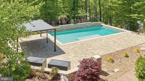 a view of an outdoor kitchen