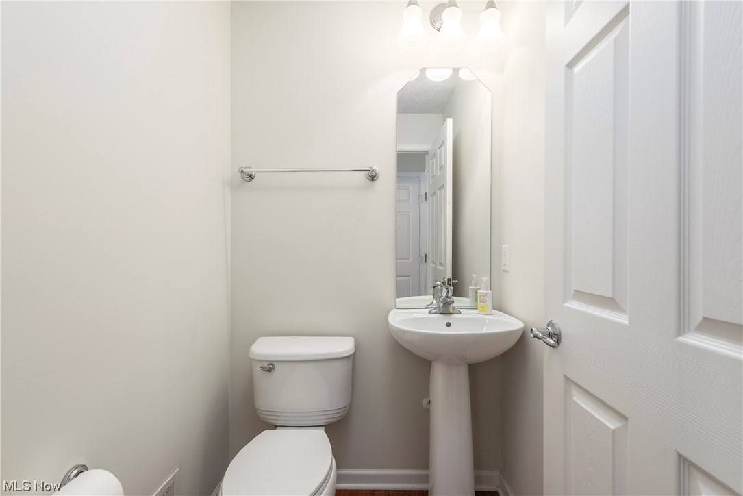 3967 Gardiner Run Akron, OH 44321 - Photo 14 of 35 Bathroom with washbasin and mirror
