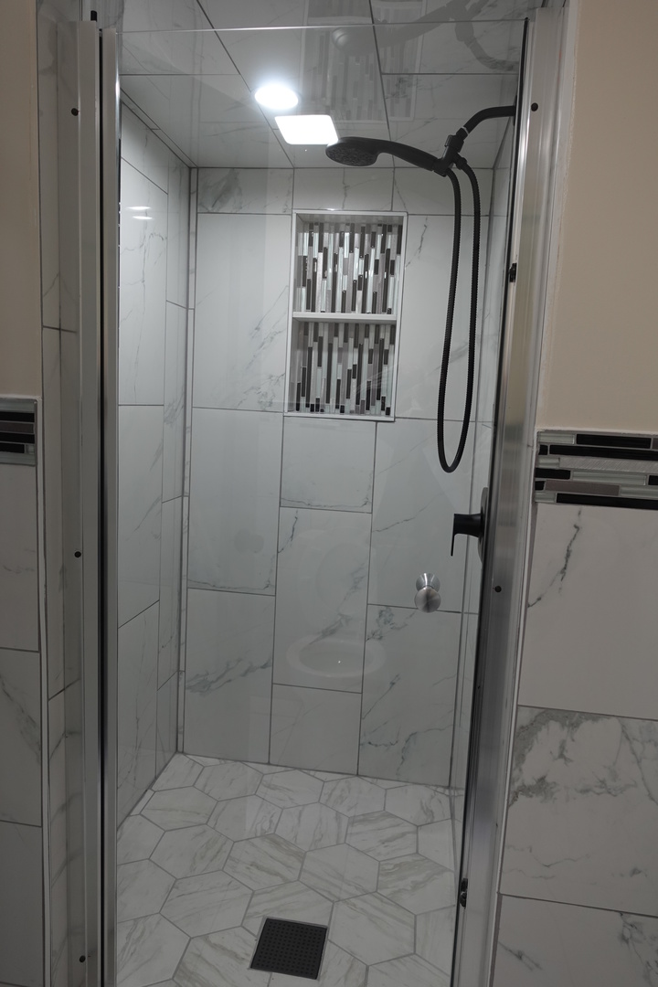 585 Ranger Drive Chicago Heights, IL 60411 - Photo 32 of 48 a bathroom with a shower