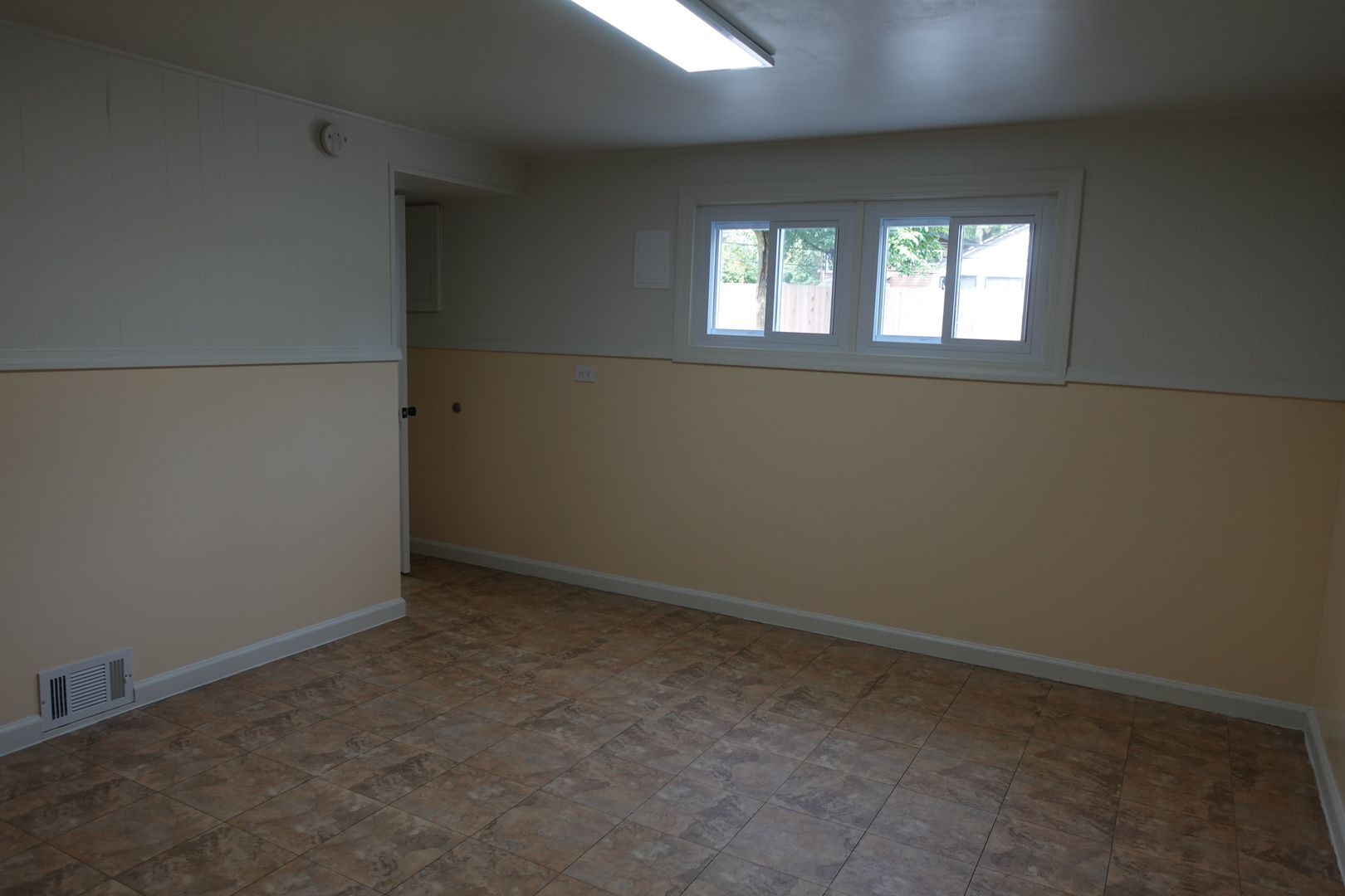 585 Ranger Drive Chicago Heights, IL 60411 - Photo 38 of 48 an empty room that has a window