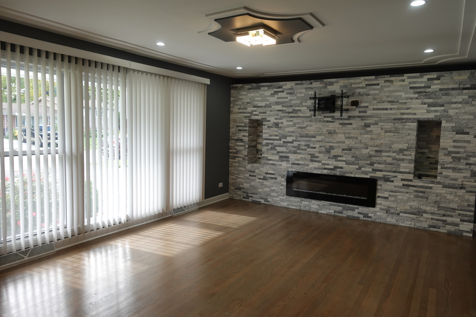 585 Ranger Drive Chicago Heights, IL 60411 - Photo 4 of 48 a view of a livingroom with a fireplace