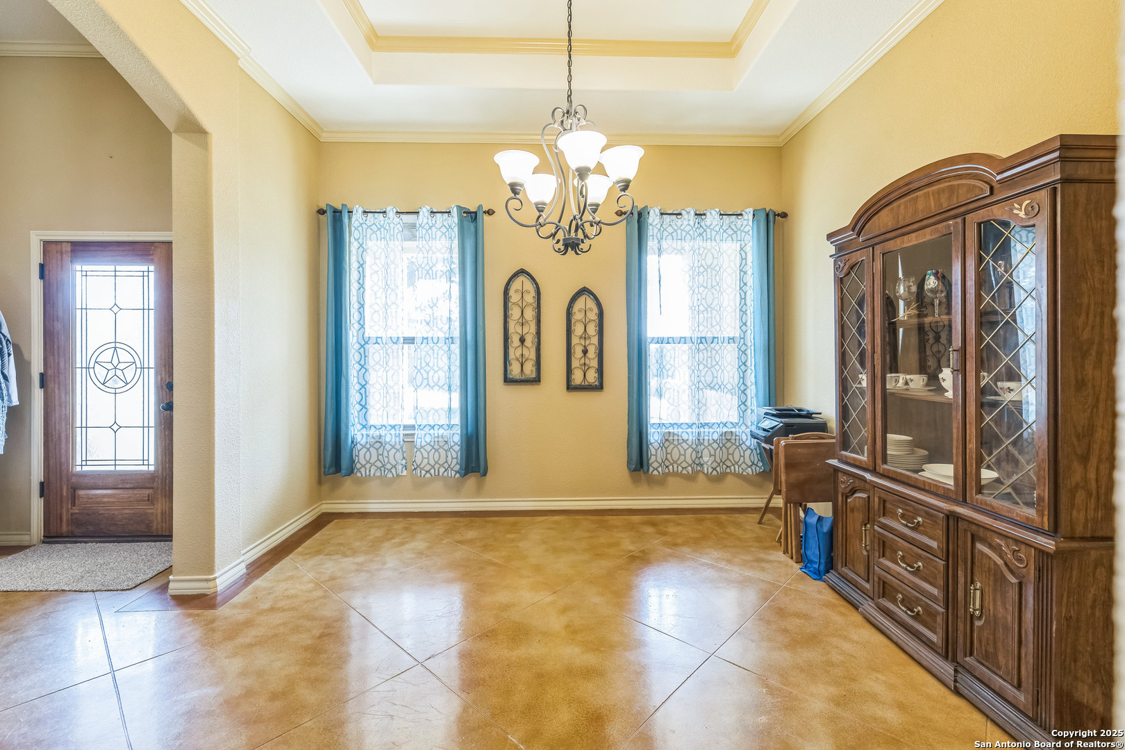 448 Western Bandera, TX 78003 - Photo 8 of 35 a view of a bathroom with a tub shower and mirror