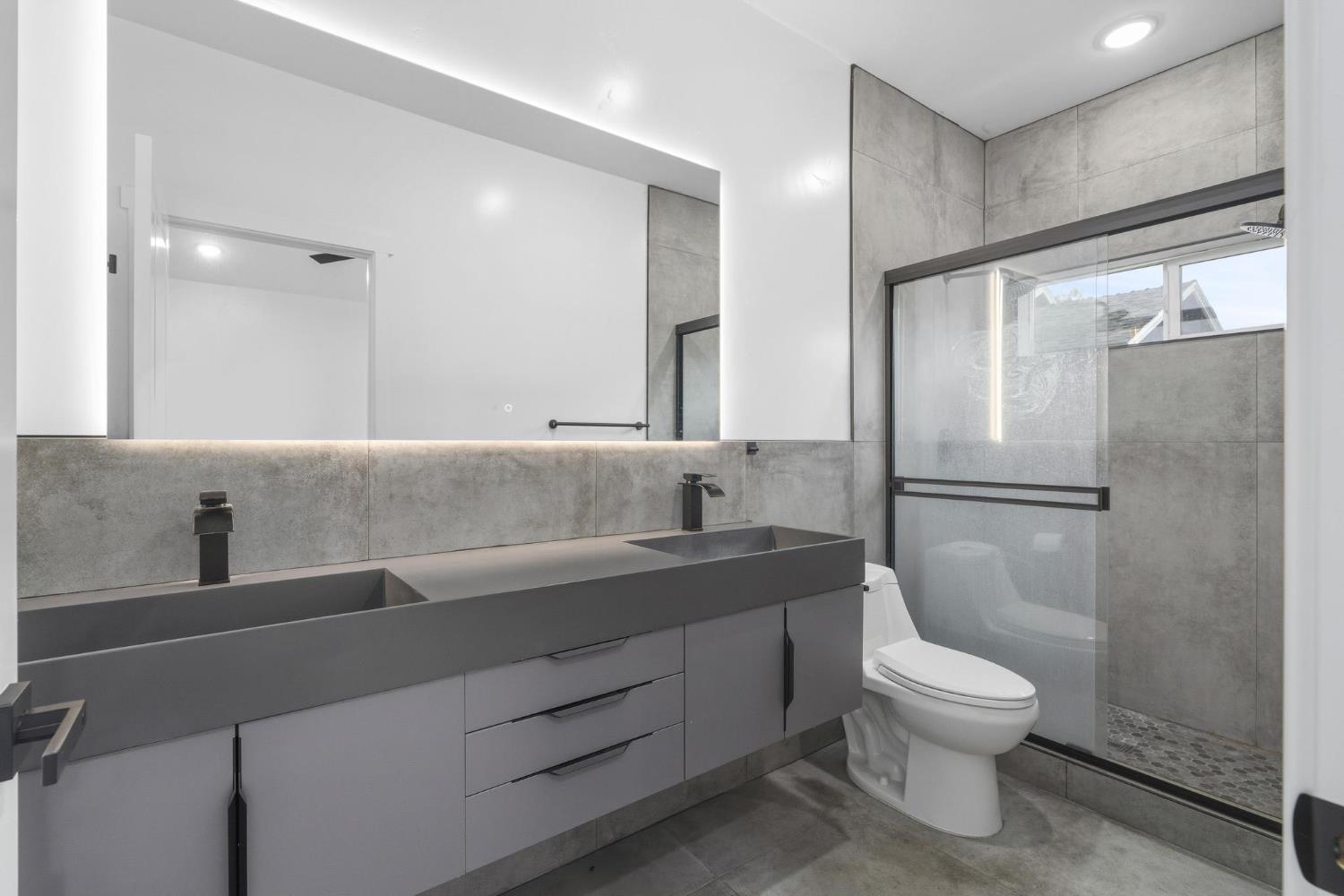 622 North Stockton Avenue Ripon, CA 95366 - Photo 17 of 34 a bathroom with a toilet sink and shower