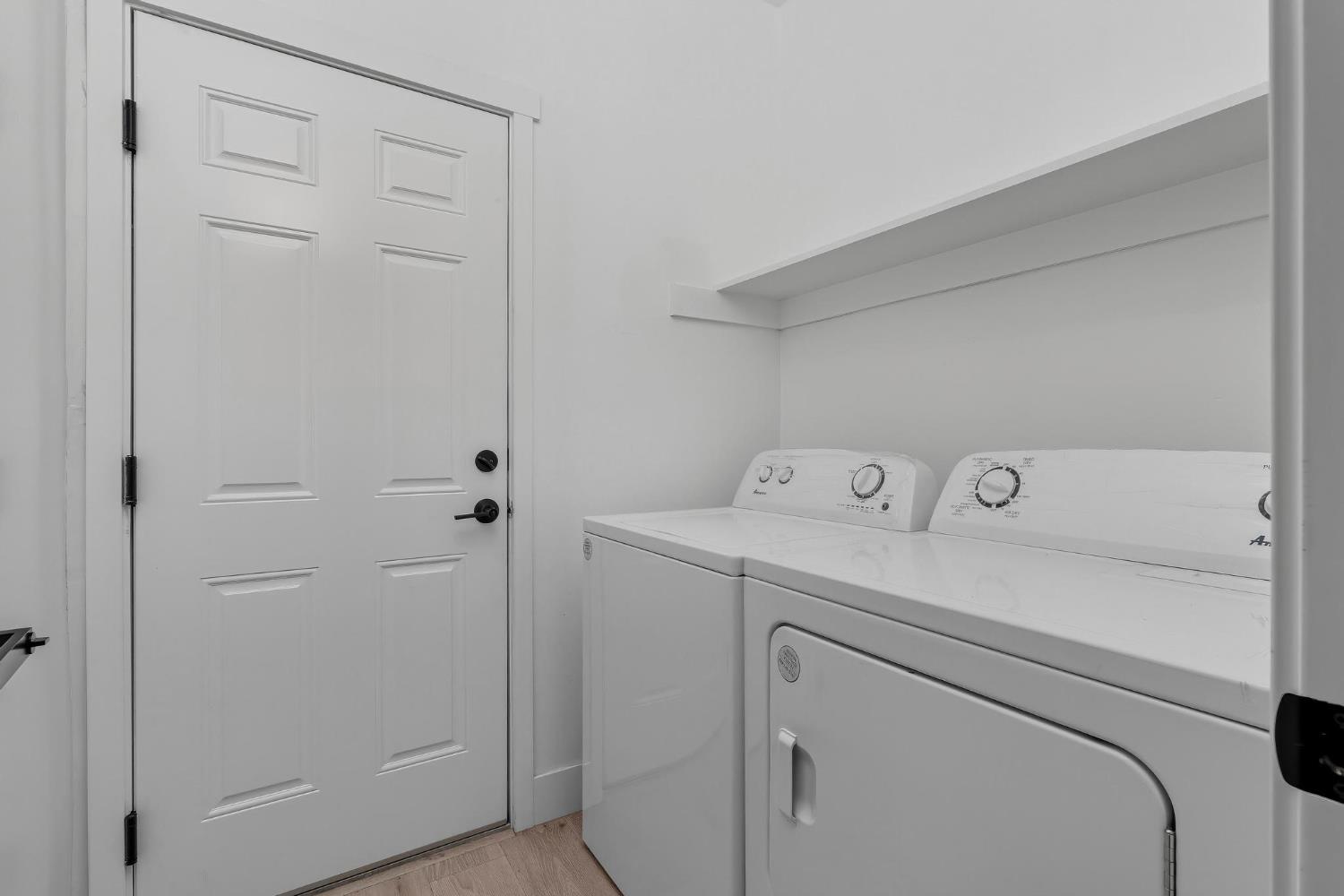 622 North Stockton Avenue Ripon, CA 95366 - Photo 22 of 34 a utility room with dryer and washer