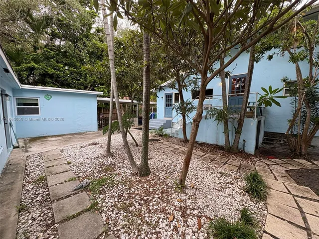 a view of a backyard