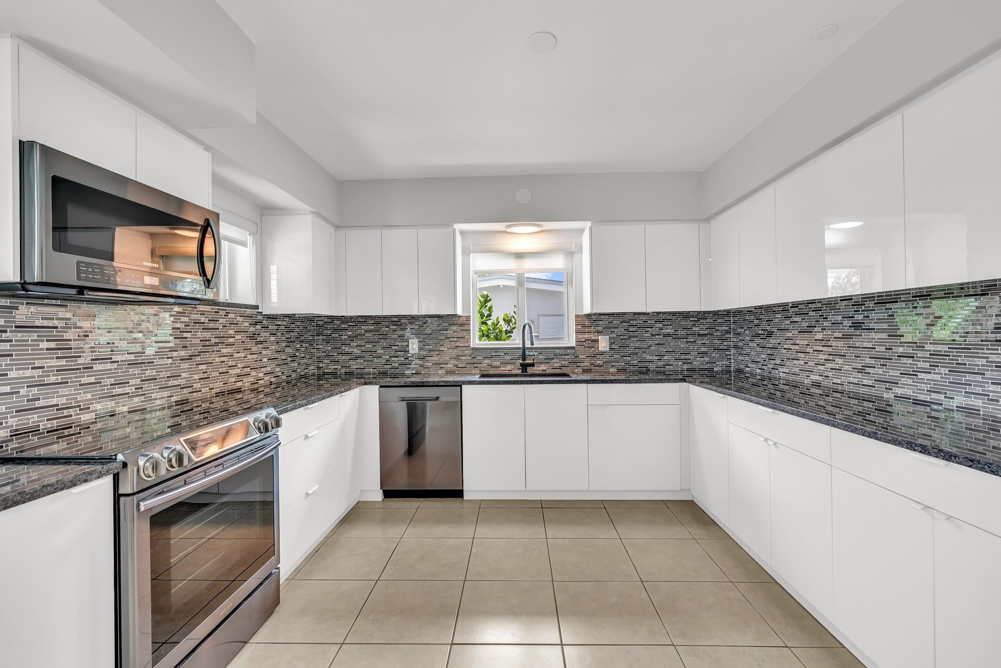 2812 Northeast 27th Street Lighthouse Point, FL 33064 - Photo 5 of 41 Photo 5