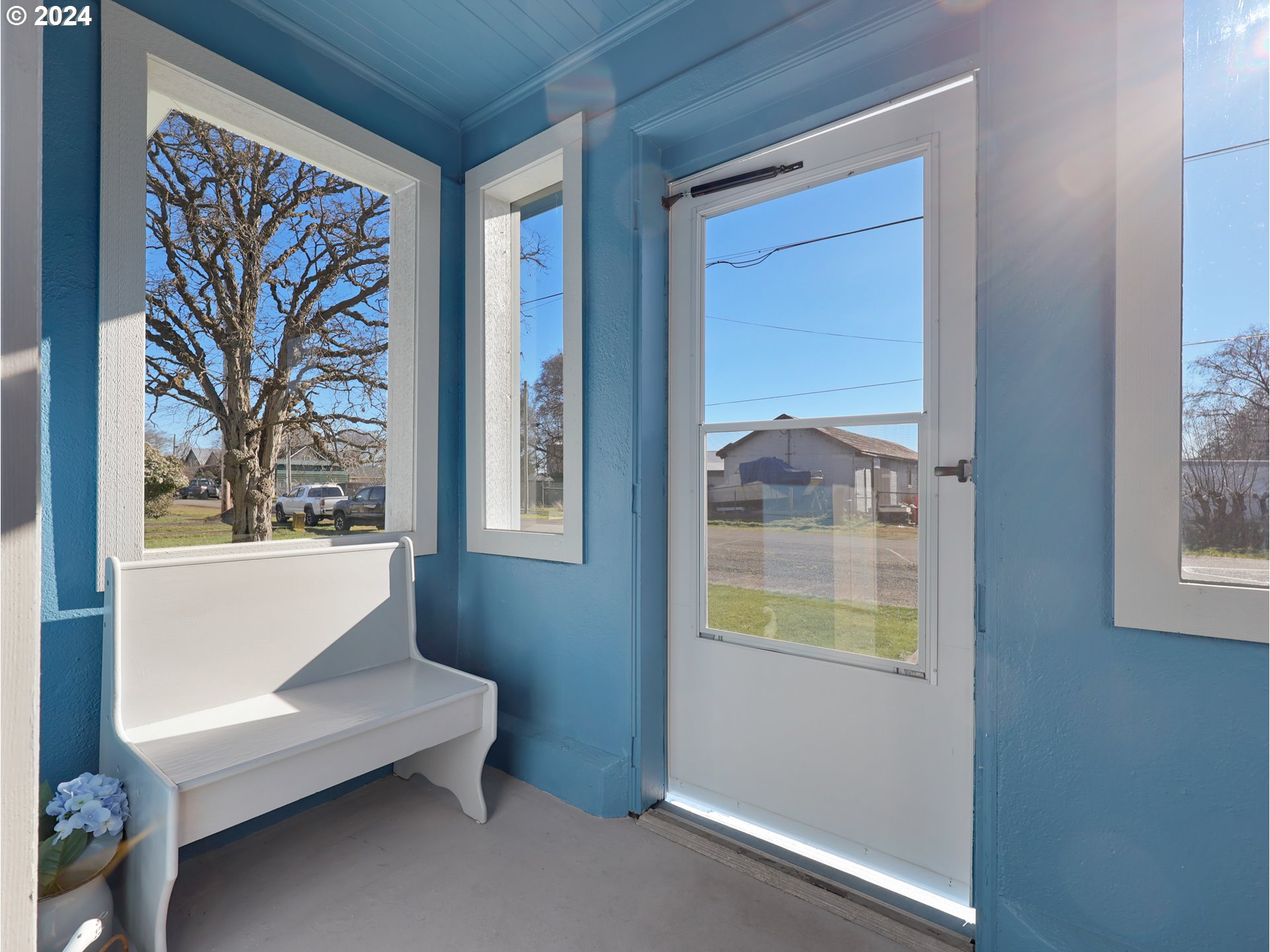 118 Main Street Southwest Ilwaco, WA 98624 - Photo 4 of 44 a bathroom with a bathtub and a window