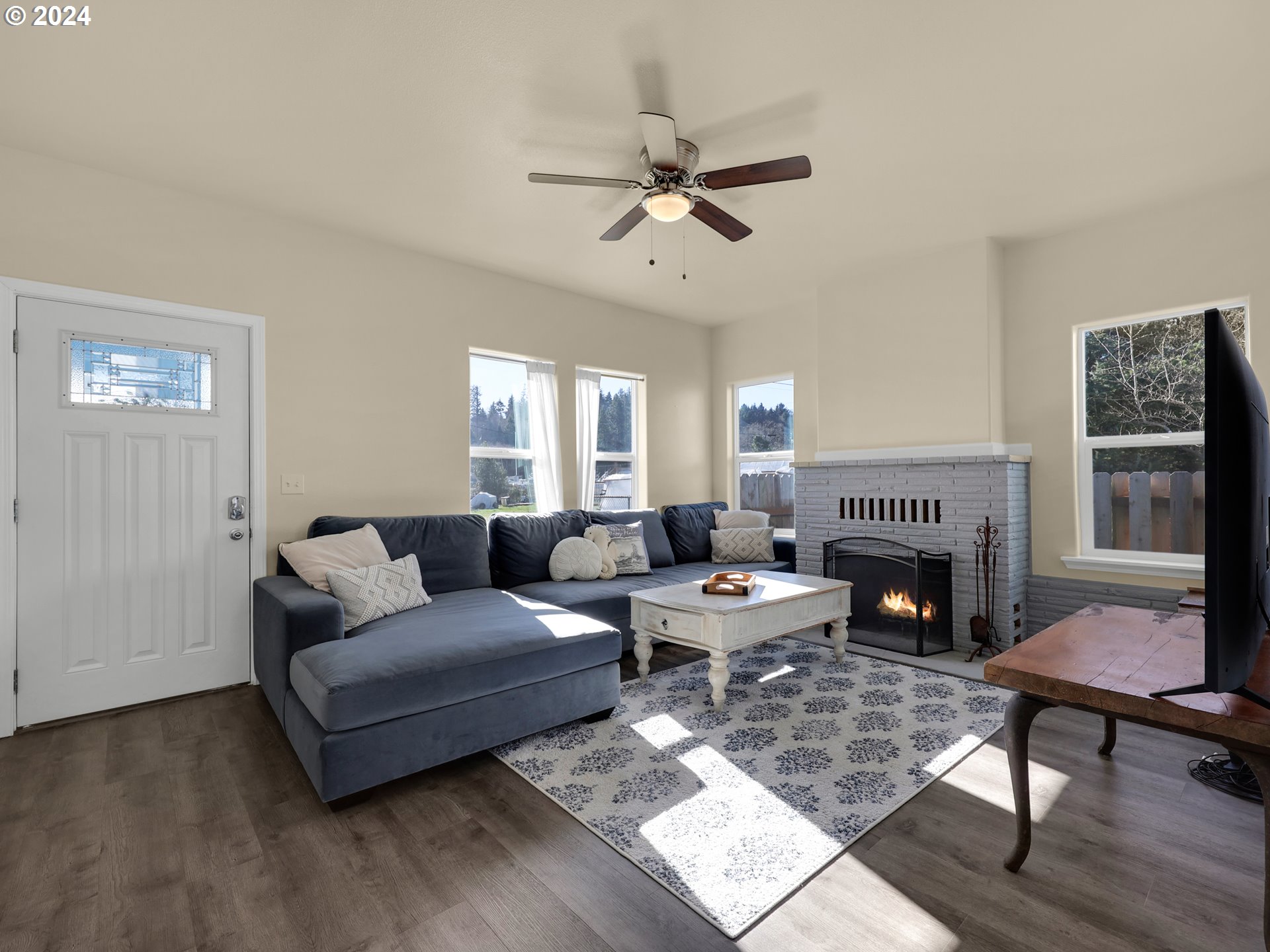 118 Main Street Southwest Ilwaco, WA 98624 - Photo 6 of 44 a living room with furniture and a fireplace