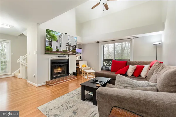 $454,900 | 10198 Oakton Terrace Road, Oakton, VA 22124