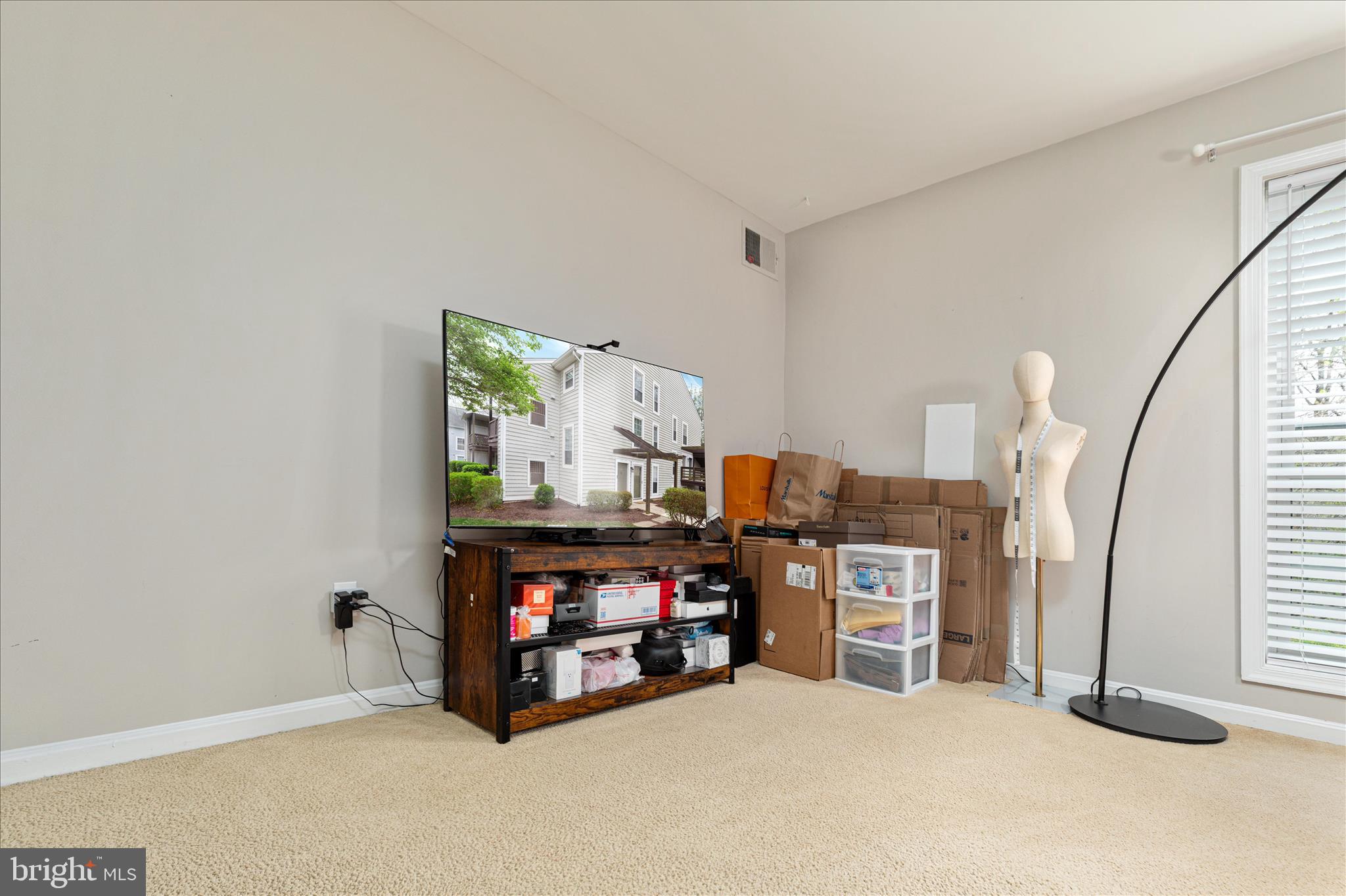 10198 Oakton Terrace Road Oakton, VA 22124 - Photo 14 of 25 Mail- Level Bedroom