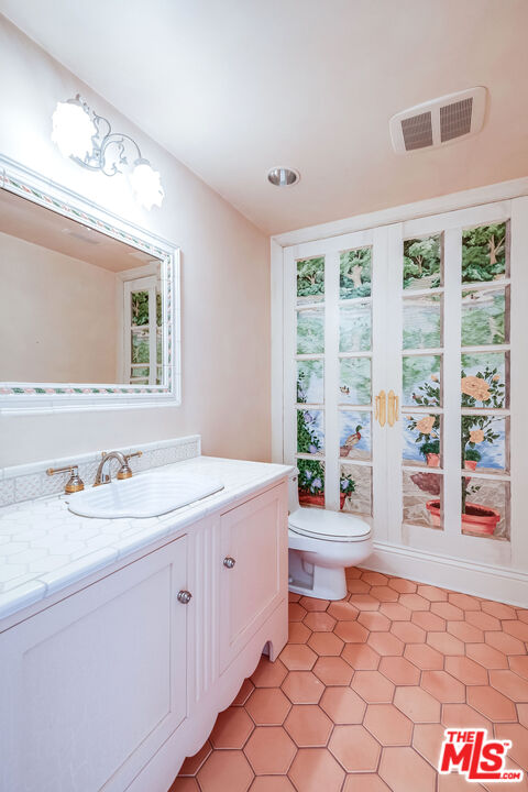 10045 Valley Spring Lane Toluca Lake, CA 91602 - Photo 32 of 36 a spacious bathroom with a double vanity sink a mirror and a bathtub