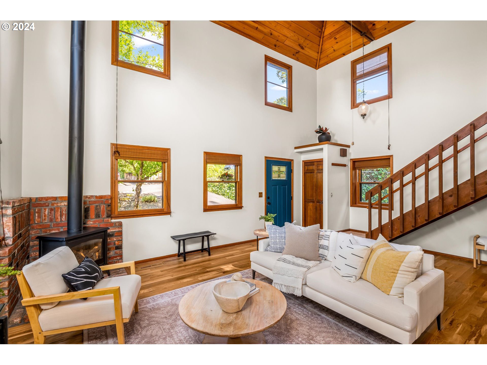 2602 Agate Street Eugene, OR 97403 - Photo 4 of 37 a living room with furniture and a window