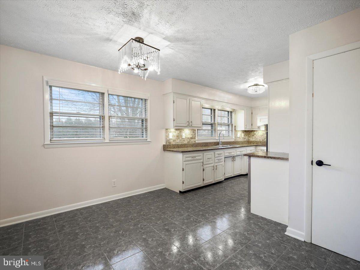 570 Welltown Road Winchester, VA 22603 - Photo 12 of 29 a room with cabinets and window