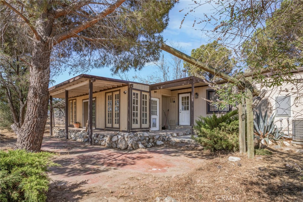 49750 3 Points Road Lancaster, CA 93536 - Photo 37 of 67 a front view of a house with garden