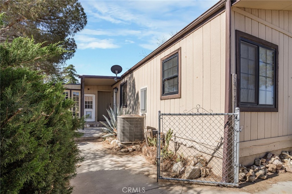 49750 3 Points Road Lancaster, CA 93536 - Photo 38 of 67 a front view of a house with a yard