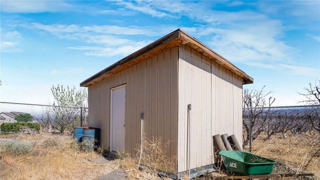49750 3 Points Road Lancaster, CA 93536 - Photo 41 of 67 a backyard of a house