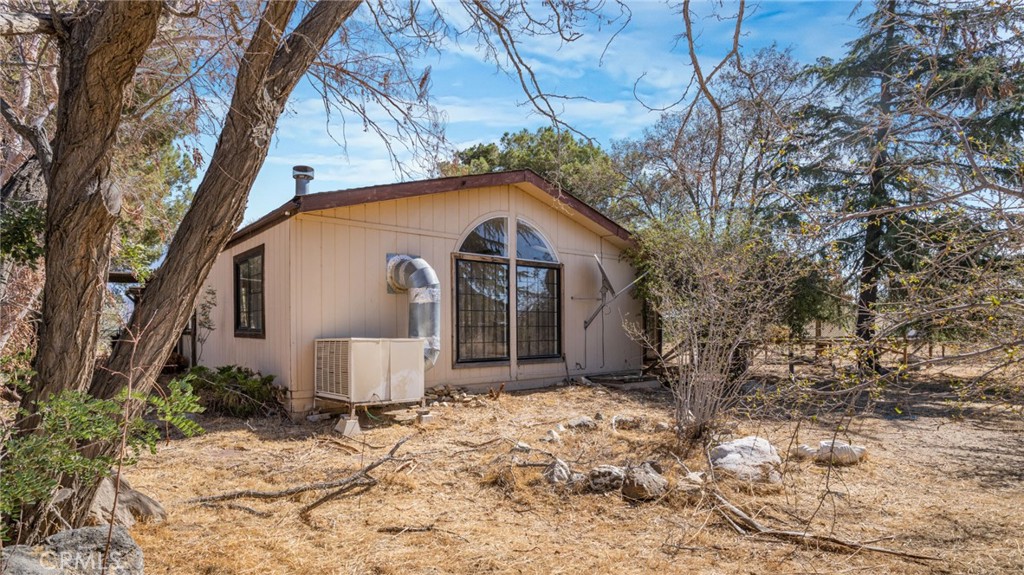 49750 3 Points Road Lancaster, CA 93536 - Photo 46 of 67 a front view of a house with garden