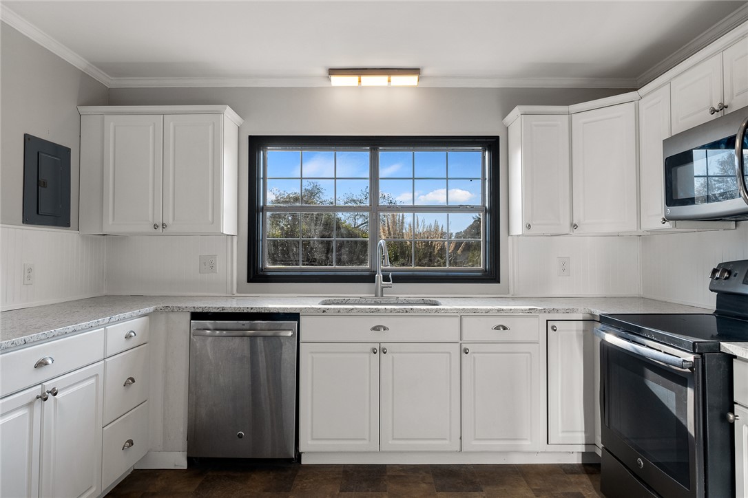 1010 Bern Circle Anderson, SC 29626 - Photo 6 of 27 Large kitchen with granite countertops.