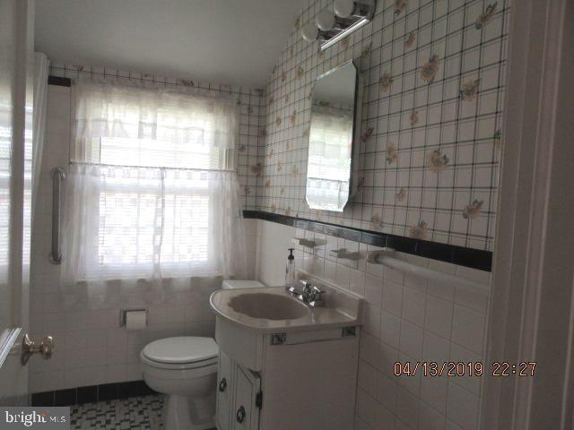 249 Flintlock Road Drexel Hill, PA 19026 - Photo 14 of 28 Hall Bath