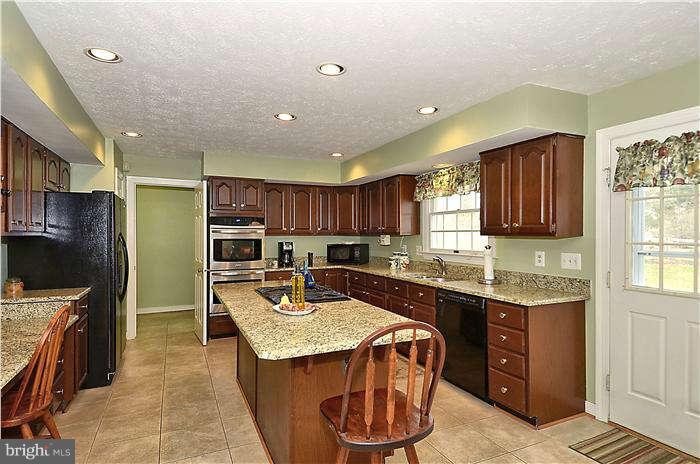 10378 Stansfield Road Laurel, MD 20723 - Photo 4 of 30 Bright and cheery gourmet kitchen