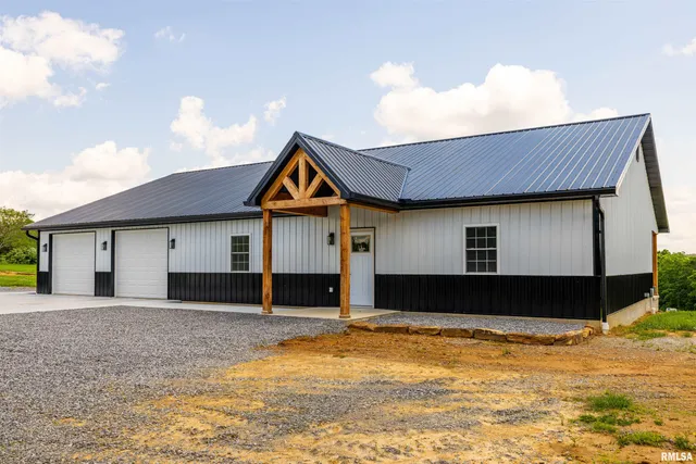 $390,000 | 142 Oak Road, Harrisburg, IL 62946