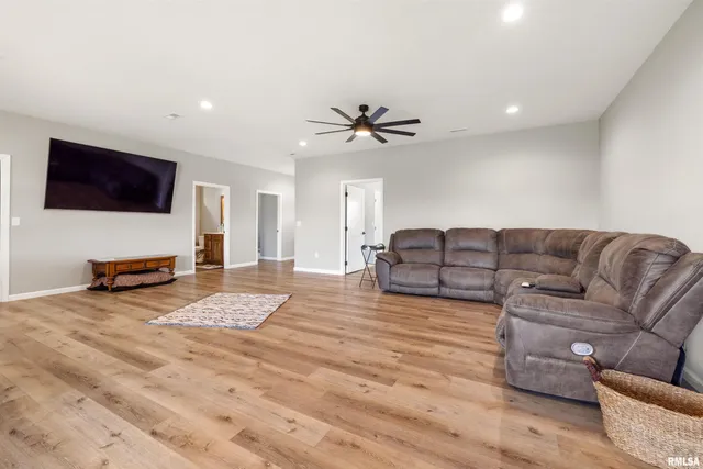 $390,000 | 142 Oak Road, Harrisburg, IL 62946